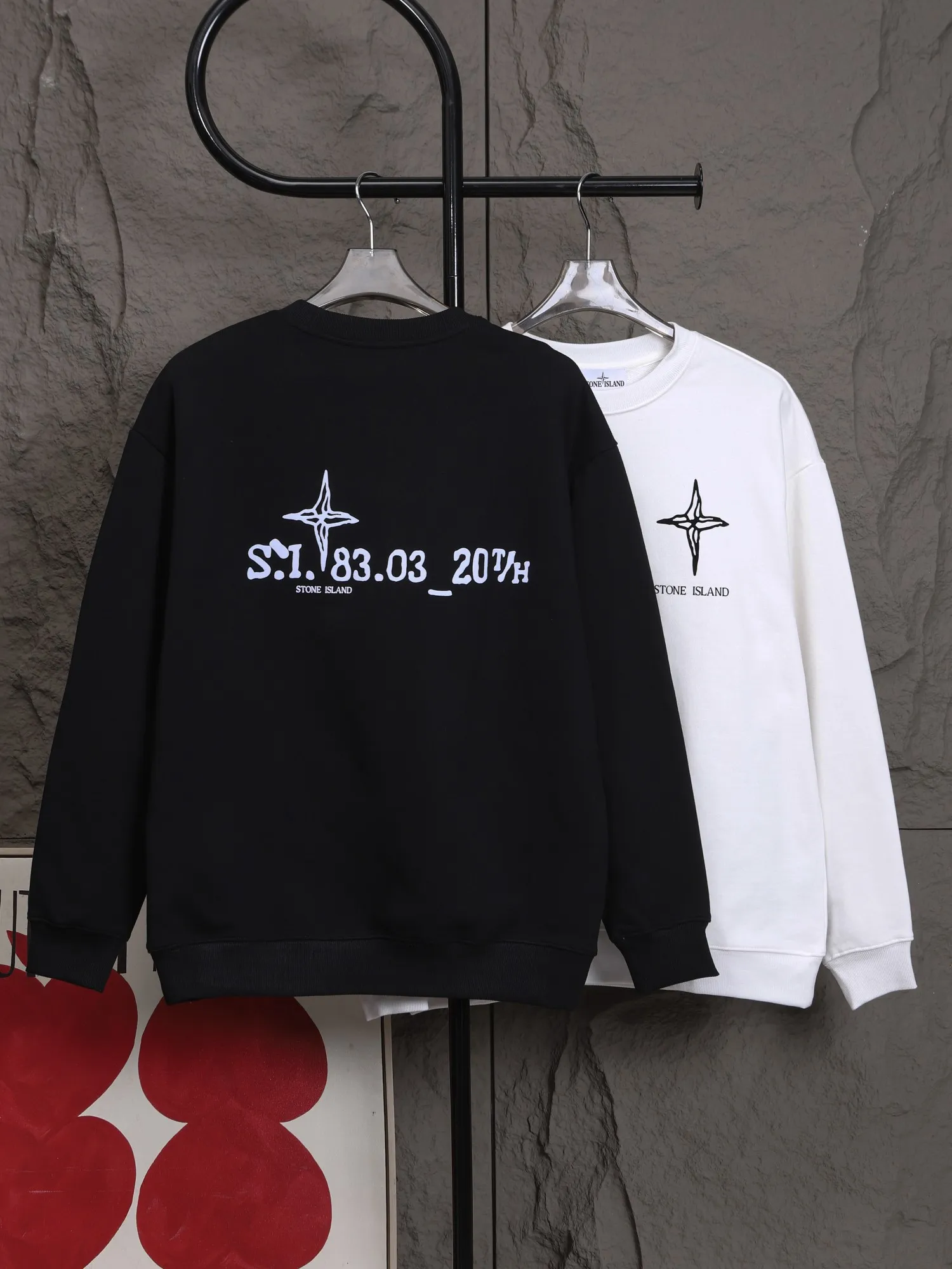 🅿️270 High-quality classic Stone Island round-neck sweatshirt, model number B04 *Made of 450 custom-woven and dyed high-gram weight tripe pure cotton sweatshirt fabric. The fabric feels thick and has a certain sense of self-weight. The bottom has a dense and rough terry texture, which is close to the skin and has excellent warmth retention. You will not feel any discomfort at all! *The color of the stone island pattern on the front chest is clear, and a special stone island is added on the back panel. The pattern lines are smooth and smooth and will not fall off or deform when washed. *This design is based on classics and simply and clearly shows the brand's high luxury. Same style for men and women 𝐂𝐎𝐋𝐎𝐔𝐑: black, white 𝐒𝐈𝐙𝐄: S- xl